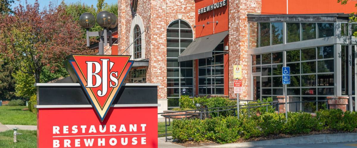CUPERTINO, CA/USA - OCTOBER 20, 2018: BJ's Restaurant Brewhouse Sign.