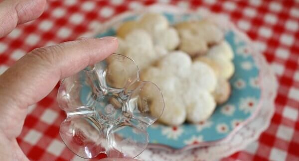 coke bottle bottom cut cookie